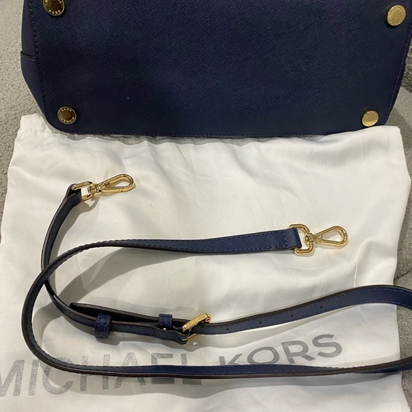 Michael Kors medium tote with gold zipper - Picture 5 of 5